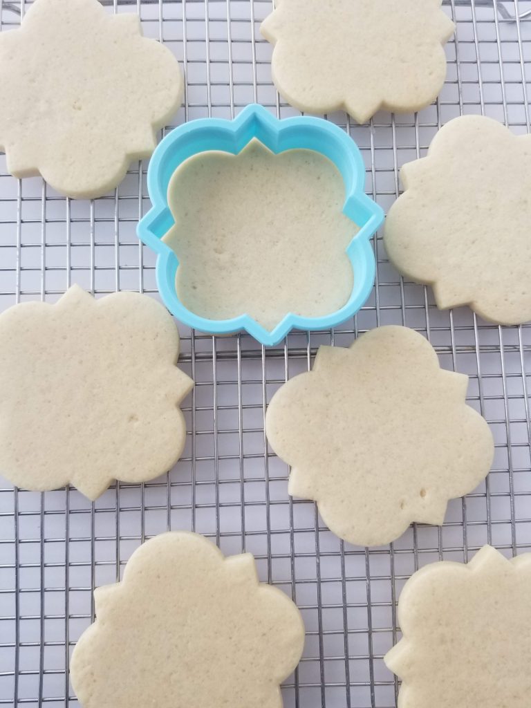 Zachte niet-strooiende suikerkoekjes op een koelrek