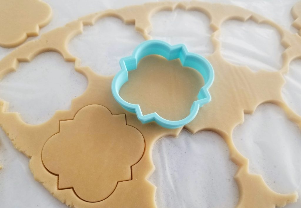 Découpage de formes dans la pâte à biscuits au sucre molle sans étalement 